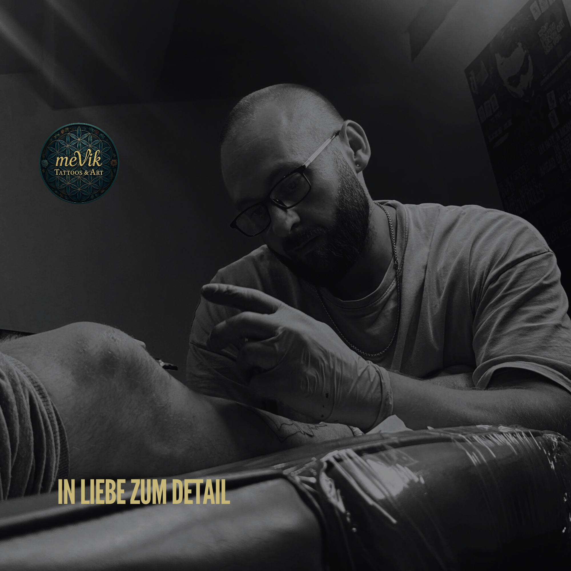 Ein Tattoo-Artist von meVik Tattoos in Krankenhagen tätowiert konzentriert einen Kunden, mit dem eingeblendeten Text "In Liebe zum Detail".